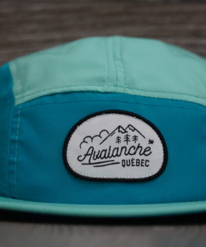 Casquette aqua et bleue
