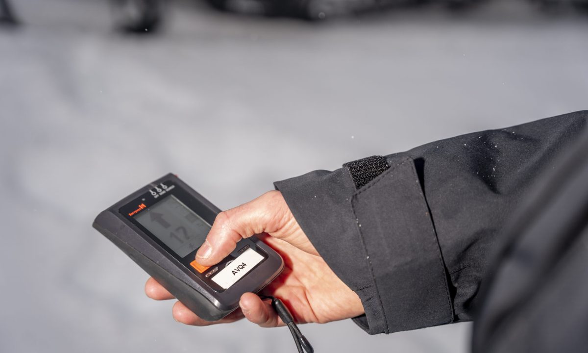 An avalanche transceiver, commonly known as an avalanche beacon, is an electronic device that transmits and receives signals. When in “transmit” mode, it emits a constant signal that can be detected by other transceivers. If you or a member of your group is buried by an avalanche, the other members of the group switch their transceivers to “search” mode to try to locate the victim. The transceiver should be worn close to the body, under outer layers of clothing, and kept at least 20 cm away from any metal objects or other electronic devices when in “transmit” mode, and 50 cm away when in “search” mode.