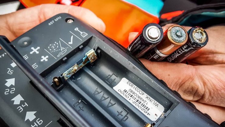 Un détecteur de victimes d’avalanche, communément appelé un DVA, est un appareil électronique qui émet et reçoit des signaux. Lorsqu’il est en mode « émission », il émet un signal constant qui peut être détecté par d’autres DVA. Si vous ou un membre de votre groupe êtes enseveli par une avalanche, les autres membres du groupe commutent alors leurs DVA en mode « recherche » afin de tenter de localiser la victime. Le DVA est porté près du corps, sous les couches de vêtements extérieures, et doit être tenu à une distance d’au moins 20 cm de tout objet métallique ou d’autres appareils électroniques lorsqu’il est en mode « émission », et à une distance de 50 cm lorsqu’il est en mode « recherche ».